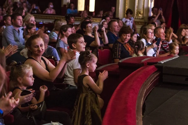 Odessa Ucrânia Circa 2019 Foco Seletivo Espectadores Crianças Teatro Durante — Fotografia de Stock