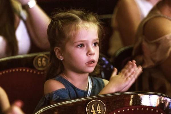 Odessa Ucraina Circa 2019 Focus Selettivo Spettatori Bambini Teatro Durante — Foto Stock