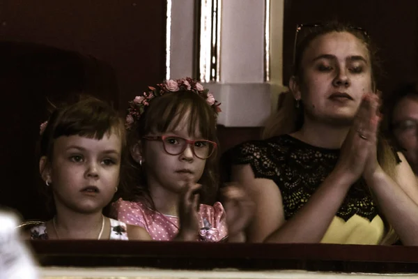 Odessa Ucrania Circa 2019 Enfoque Selectivo Los Espectadores Los Niños —  Fotos de Stock
