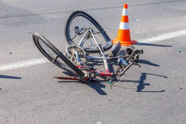 Odessa, Ukrayna - 13 Haziran 2019: Yüksek hızlı bir otoyolda bisikletle ölümcül kaza araba. Bir araba ile çarpıştıktan sonra ricked bisiklet. Şehir yolunda trafik kazası