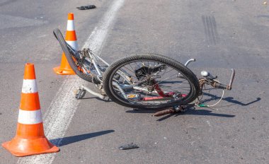 Odessa, Ukrayna - 13 Haziran 2019: Yüksek hızlı bir otoyolda bisikletle ölümcül kaza araba. Bir araba ile çarpıştıktan sonra ricked bisiklet. Şehir yolunda trafik kazası