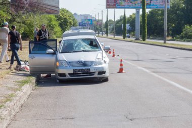 Odessa, Ukrayna - 13 Haziran 2019: Yüksek hızlı bir otoyolda bisikletle ölümcül kaza araba. Bir araba ile çarpıştıktan sonra ricked bisiklet. Şehir yolunda trafik kazası