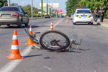 Odessa, Ukrayna - 13 Haziran 2019: Yüksek hızlı bir otoyolda bisikletle ölümcül kaza araba. Bir araba ile çarpıştıktan sonra ricked bisiklet. Şehir yolunda trafik kazası