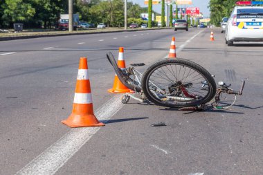 Odessa, Ukrayna - 13 Haziran 2019: Yüksek hızlı bir otoyolda bisikletle ölümcül kaza araba. Bir araba ile çarpıştıktan sonra ricked bisiklet. Şehir yolunda trafik kazası