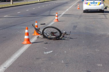 Odessa, Ukrayna - 13 Haziran 2019: Yüksek hızlı bir otoyolda bisikletle ölümcül kaza araba. Bir araba ile çarpıştıktan sonra ricked bisiklet. Şehir yolunda trafik kazası