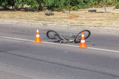 Odessa, Ukrayna - 13 Haziran 2019: Yüksek hızlı bir otoyolda bisikletle ölümcül kaza araba. Bir araba ile çarpıştıktan sonra ricked bisiklet. Şehir yolunda trafik kazası