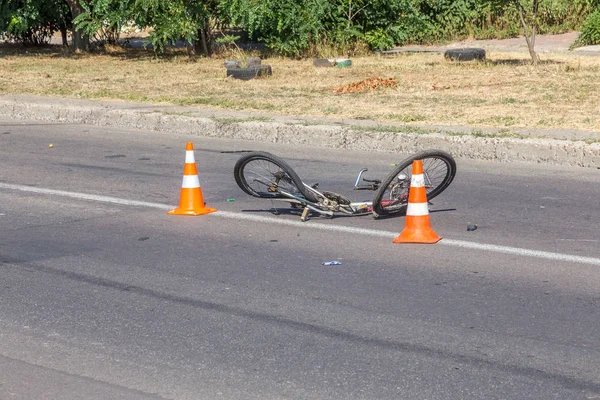 オデッサ ウクライナ 2019年6月13日 高速道路上の自転車で死亡事故車 車と衝突した後 自転車に乗った 市道での交通事故 — ストック写真