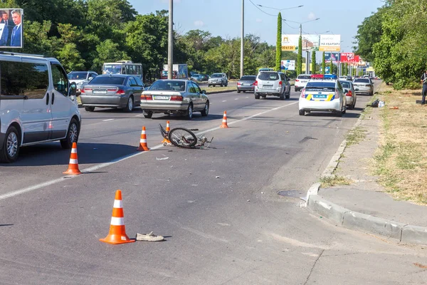 乌克兰奥德萨 2019年6月13日 在高速公路上用自行车行驶的致命事故车 与汽车相撞后 自行车被撞了 城市道路上的交通事故 — 图库照片
