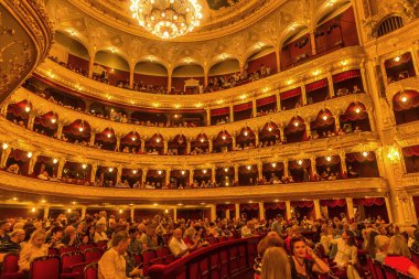 Odessa, Ukrayna - yaklaşık 2019: seçici odak. Popüler bir performans sırasında tiyatroseyirci. Zevk. Duyguları. Hareket halindeki konser dinleyicileri