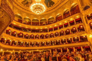 Odessa, Ukrayna - yaklaşık 2019: seçici odak. Popüler bir performans sırasında tiyatroseyirci. Zevk. Duyguları. Hareket halindeki konser dinleyicileri