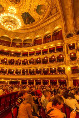 Odessa, Ukrayna - yaklaşık 2019: seçici odak. Popüler bir performans sırasında tiyatroseyirci. Zevk. Duyguları. Hareket halindeki konser dinleyicileri