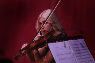 Odessa, Ukrayna - 16 Temmuz 2019: Andrey Cherny senfoni orkestrası tarafından Odessa Opera Tiyatrosu'nun tiyatro sahnesinde konser. Senfoni orkestrası müzisyenlerOscar sinematik hit gerçekleştirmek