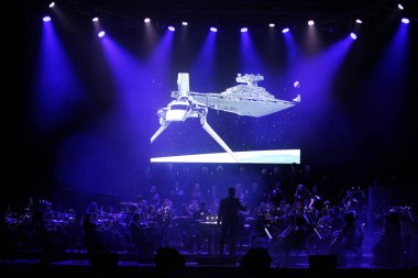 Odessa, Ukrayna - 16 Temmuz 2019: Andrey Cherny senfoni orkestrası tarafından Odessa Opera Tiyatrosu'nun tiyatro sahnesinde konser. Senfoni orkestrası müzisyenlerOscar sinematik hit gerçekleştirmek