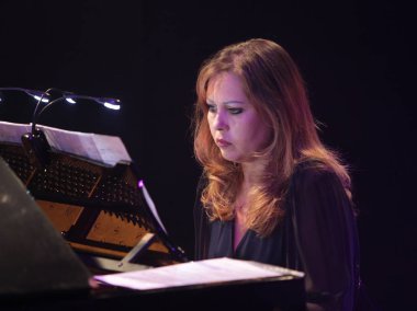Odessa, Ukrayna - 16 Temmuz 2019: Andrey Cherny senfoni orkestrası tarafından Odessa Opera Tiyatrosu'nun tiyatro sahnesinde konser. Senfoni orkestrası müzisyenlerOscar sinematik hit gerçekleştirmek