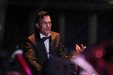 Odessa, Ukrayna - 16 Temmuz 2019: Andrey Cherny senfoni orkestrası tarafından Odessa Opera Tiyatrosu'nun tiyatro sahnesinde konser. Senfoni orkestrası müzisyenlerOscar sinematik hit gerçekleştirmek