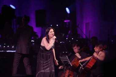 Odessa, Ukrayna - 16 Temmuz 2019: Andrey Cherny senfoni orkestrası tarafından Odessa Opera Tiyatrosu'nun tiyatro sahnesinde konser. Senfoni orkestrası müzisyenlerOscar sinematik hit gerçekleştirmek