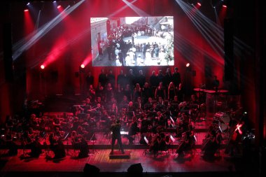 Odessa, Ukrayna - 16 Temmuz 2019: Andrey Cherny senfoni orkestrası tarafından Odessa Opera Tiyatrosu'nun tiyatro sahnesinde konser. Senfoni orkestrası müzisyenlerOscar sinematik hit gerçekleştirmek