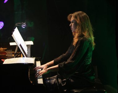 Odessa, Ukrayna - 16 Temmuz 2019: Andrey Cherny senfoni orkestrası tarafından Odessa Opera Tiyatrosu'nun tiyatro sahnesinde konser. Senfoni orkestrası müzisyenlerOscar sinematik hit gerçekleştirmek