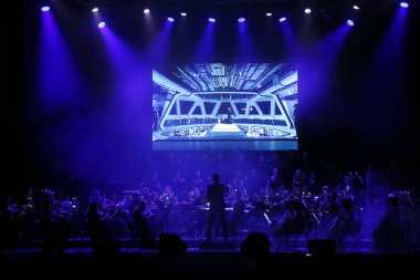 Odessa, Ukrayna - 16 Temmuz 2019: Andrey Cherny senfoni orkestrası tarafından Odessa Opera Tiyatrosu'nun tiyatro sahnesinde konser. Senfoni orkestrası müzisyenlerOscar sinematik hit gerçekleştirmek