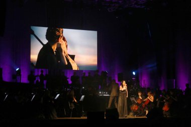 Odessa, Ukrayna - 16 Temmuz 2019: Andrey Cherny senfoni orkestrası tarafından Odessa Opera Tiyatrosu'nun tiyatro sahnesinde konser. Senfoni orkestrası müzisyenlerOscar sinematik hit gerçekleştirmek