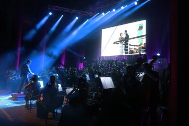 Odessa, Ukrayna - 16 Temmuz 2019: Andrey Cherny senfoni orkestrası tarafından Odessa Opera Tiyatrosu'nun tiyatro sahnesinde konser. Senfoni orkestrası müzisyenlerOscar sinematik hit gerçekleştirmek
