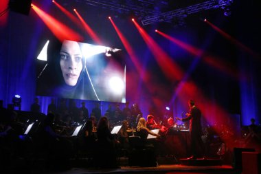 Odessa, Ukrayna - 16 Temmuz 2019: Andrey Cherny senfoni orkestrası tarafından Odessa Opera Tiyatrosu'nun tiyatro sahnesinde konser. Senfoni orkestrası müzisyenlerOscar sinematik hit gerçekleştirmek