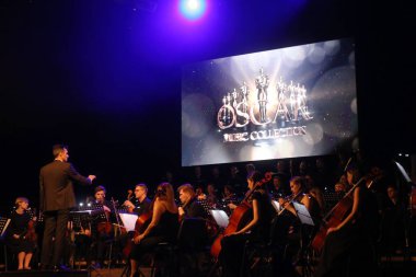 Odessa, Ukrayna - 16 Temmuz 2019: Andrey Cherny senfoni orkestrası tarafından Odessa Opera Tiyatrosu'nun tiyatro sahnesinde konser. Senfoni orkestrası müzisyenlerOscar sinematik hit gerçekleştirmek