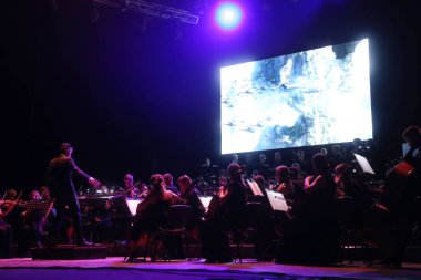 Odessa, Ukrayna - 16 Temmuz 2019: Andrey Cherny senfoni orkestrası tarafından Odessa Opera Tiyatrosu'nun tiyatro sahnesinde konser. Senfoni orkestrası müzisyenlerOscar sinematik hit gerçekleştirmek