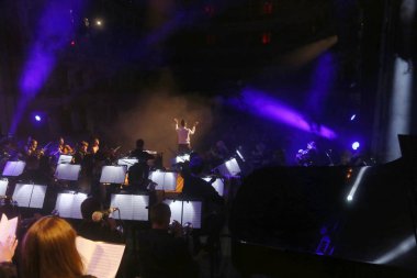 Odessa, Ukrayna - 16 Temmuz 2019: Andrey Cherny senfoni orkestrası tarafından Odessa Opera Tiyatrosu'nun tiyatro sahnesinde konser. Senfoni orkestrası müzisyenlerOscar sinematik hit gerçekleştirmek