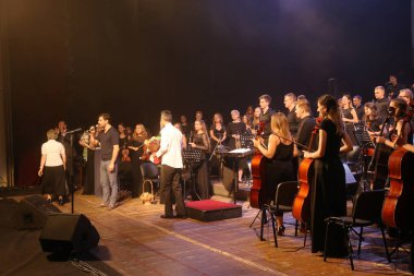 Odessa, Ukrayna - 16 Temmuz 2019: Andrey Cherny senfoni orkestrası tarafından Odessa Opera Tiyatrosu'nun tiyatro sahnesinde konser. Senfoni orkestrası müzisyenlerOscar sinematik hit gerçekleştirmek