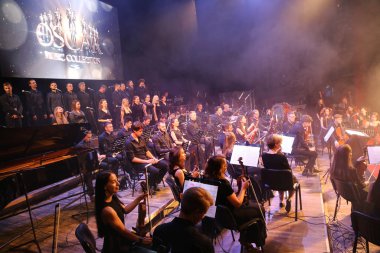Odessa, Ukrayna - 16 Temmuz 2019: Andrey Cherny senfoni orkestrası tarafından Odessa Opera Tiyatrosu'nun tiyatro sahnesinde konser. Senfoni orkestrası müzisyenlerOscar sinematik hit gerçekleştirmek