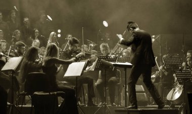 Odessa, Ukrayna - 16 Temmuz 2019: Andrey Cherny senfoni orkestrası tarafından Odessa Opera Tiyatrosu'nun tiyatro sahnesinde bir konser. Senfoni orkestrası müzisyenlerOscar sinematik hit gerçekleştirmek