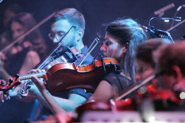 Odessa, Ukrayna - 16 Temmuz 2019: Andrey Cherny senfoni orkestrası tarafından Odessa Opera Tiyatrosu'nun tiyatro sahnesinde bir konser. Senfoni orkestrası müzisyenlerOscar sinematik hit gerçekleştirmek