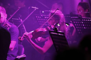 Odessa, Ukrayna - 16 Temmuz 2019: Andrey Cherny senfoni orkestrası tarafından Odessa Opera Tiyatrosu'nun tiyatro sahnesinde bir konser. Senfoni orkestrası müzisyenlerOscar sinematik hit gerçekleştirmek