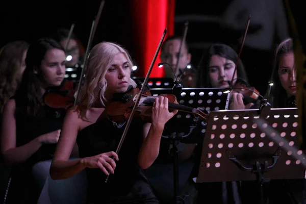 オデッサ ウクライナ 2019年7月16日 オデッサ オペラ劇場の劇場ステージでアンドレイ チェルニーの交響楽団によるコンサート 交響楽団のミュージシャンがオスカー映画のヒット曲を演奏 — ストック写真