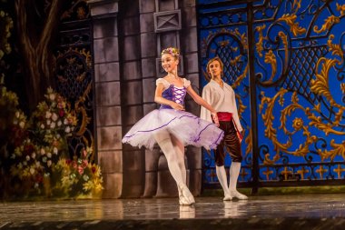 Odessa, Ukrayna - 17 Temmuz 2019: Bale. Odessa Opera Tiyatrosu sahnesinde klasik bale. Sahnede bale dansçıları klasik parçalar, dünya klasik dans şarkıları