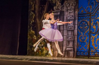 Odessa, Ukrayna - 17 Temmuz 2019: Bale. Odessa Opera Tiyatrosu sahnesinde klasik bale. Sahnede bale dansçıları klasik parçalar, dünya klasik dans şarkıları