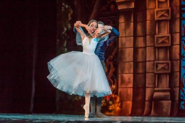 Odessa, Ukrayna - 17 Temmuz 2019: Bale. Odessa Opera Tiyatrosu sahnesinde klasik bale. Sahnede bale dansçıları klasik parçalar, dünya klasik dans şarkıları