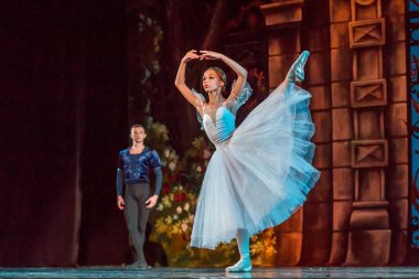 Odessa, Ukrayna - 17 Temmuz 2019: Bale. Odessa Opera Tiyatrosu sahnesinde klasik bale. Sahnede bale dansçıları klasik parçalar, dünya klasik dans şarkıları