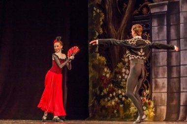 Odessa, Ukrayna - 17 Temmuz 2019: Bale. Odessa Opera Tiyatrosu sahnesinde klasik bale. Sahnede bale dansçıları klasik parçalar, dünya klasik dans şarkıları