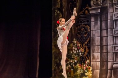 Odessa, Ukrayna - 17 Temmuz 2019: Bale. Odessa Opera Tiyatrosu sahnesinde klasik bale. Sahnede bale dansçıları klasik parçalar, dünya klasik dans şarkıları