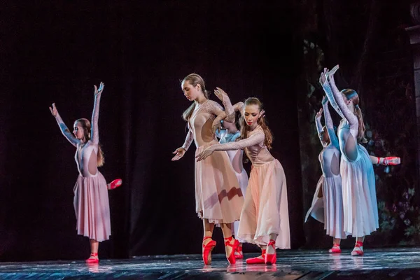 オデッサ ウクライナ 2019年7月17日 バレエ オデッサ オペラ劇場の舞台でのクラシックバレエ ステージダンスのバレエダンサーは 古典的な作品 世界のクラシックダンスのヒット — ストック写真