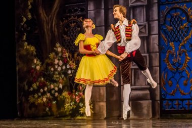 Odessa, Ukrayna - 17 Temmuz 2019: Bale. Odessa Opera Tiyatrosu sahnesinde klasik bale. Sahnede bale dansçıları klasik parçalar, dünya klasik dans şarkıları