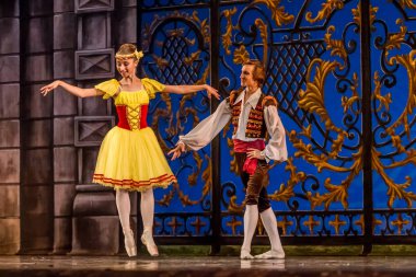 Odessa, Ukrayna - 17 Temmuz 2019: Bale. Odessa Opera Tiyatrosu sahnesinde klasik bale. Sahnede bale dansçıları klasik parçalar, dünya klasik dans şarkıları