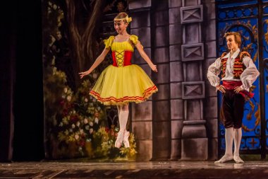 Odessa, Ukrayna - 17 Temmuz 2019: Bale. Odessa Opera Tiyatrosu sahnesinde klasik bale. Sahnede bale dansçıları klasik parçalar, dünya klasik dans şarkıları