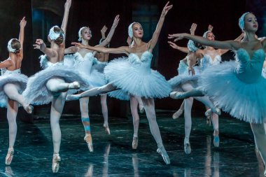 Odessa, Ukrayna - 17 Temmuz 2019: Bale. Odessa Opera Tiyatrosu sahnesinde klasik bale. Sahnede bale dansçıları klasik parçalar, dünya klasik dans şarkıları