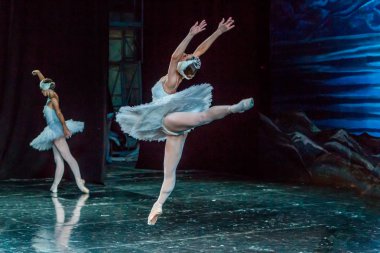 Odessa, Ukrayna - 17 Temmuz 2019: Bale. Odessa Opera Tiyatrosu sahnesinde klasik bale. Sahnede bale dansçıları klasik parçalar, dünya klasik dans şarkıları