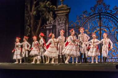 Odessa, Ukrayna - 17 Temmuz 2019: Bale. Odessa Opera Tiyatrosu sahnesinde klasik bale. Sahnede bale dansçıları klasik parçalar, dünya klasik dans şarkıları