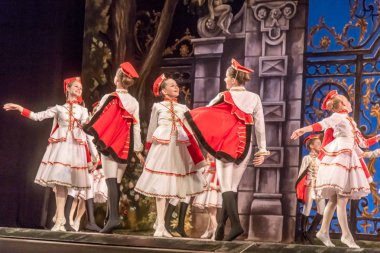 Odessa, Ukrayna - 17 Temmuz 2019: Bale. Odessa Opera Tiyatrosu sahnesinde klasik bale. Sahnede bale dansçıları klasik parçalar, dünya klasik dans şarkıları