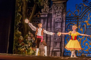 Odessa, Ukrayna - 17 Temmuz 2019: Bale. Odessa Opera Tiyatrosu sahnesinde klasik bale. Sahnede bale dansçıları klasik parçalar, dünya klasik dans şarkıları